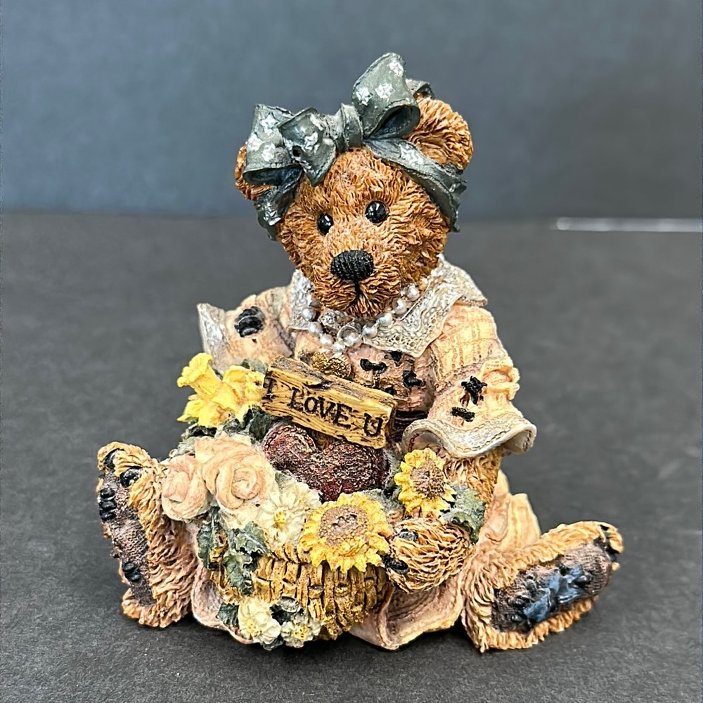 Boyd’s Bears & Friends Justina…..The Message “Bearer”